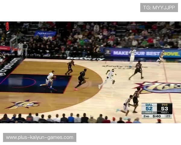 NBA篮筐被扣歪，裁判暂停比赛维修